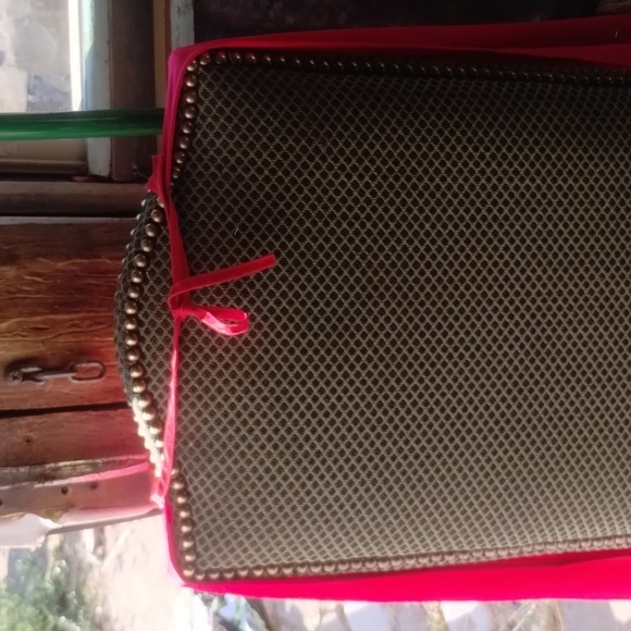 Red cape - Picture 2 of 2